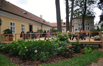 4c_Toniova kavarna terasa_Novy Zamek Kostelec n O.JPG