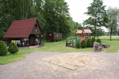 9_arela pod cernym lesem_zamberk_chatky.JPG