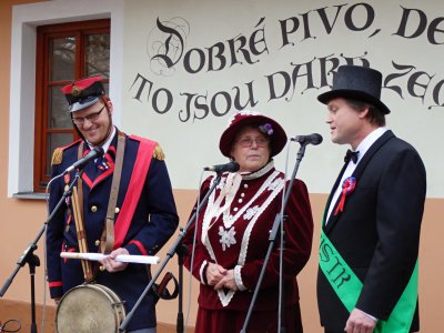 Jabkancova pout_Ceska Trebova  4_purkmistr s policajtem - tradicni pruvodci programem_autor Spolek od sv.Kateriny.jpg