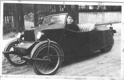Mojmir Stransky v jednom z prototypu Velorex OS-KAR.jpg