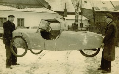 Mojmir Stransky vpravo s bratrem Frantiskem s prvnim z prototypu Velorex OS-KAR.jpg