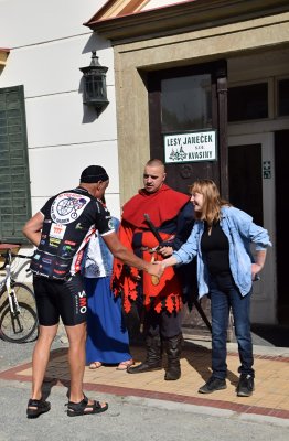 Sona Klimova vita na svem zamku v Kvasinach-Josefa Zimovcaka s pelotonem cyklistu.jpg