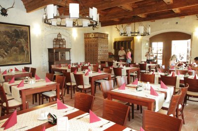 Tvrz Orlice_restaurace_02.jpg