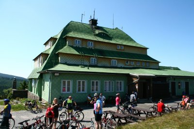 cykliste a Masarykova chata-1.jpg