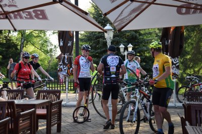 cykliste na Chate Vyhlidka Vamberk.jpg