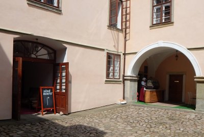 nadvori s cukrarnou.jpg