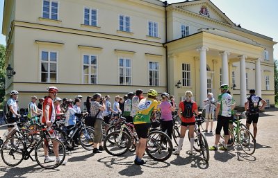 peloton na zamku  v Kostelci.jpg