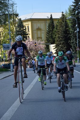 prujezd Kostelcem-peloton v cele s Josefem Zimovcakem.jpg