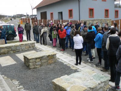 skupina redaktoru pred Tvrzi Orlice.JPG