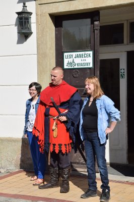 zamek Kvasiny-majitelka zamku Sona Klimova rozena Janeckova s dcerou.jpg