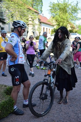 zastavka pelotonu za carodejnicemi na zamku Potstejn.jpg