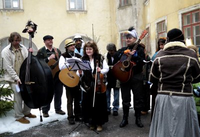 zmeck jarmark_Rokytnice v Orl.h._ziva hudba na nadvori.jpg