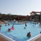 <p>Brouzdaliště pro děti a v pozadí, koupaliště s tobogánem, Žamberk</p>