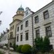 <p>Pohled na zámecké budovy z cesty zámeckého parku.</p>